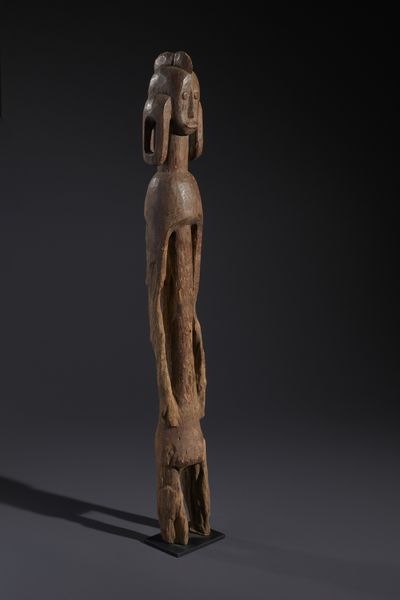 Mumuye - Nigeria/Camerun : Nello stile di Grande scultura antropomorfa in legno duro a patina marrone naturale  - Asta Asta 444 | AFRICA, OCEANIA E AMERICHE - ARTIGIANATO AFRICANO: VARI COMMITTENTI E SELEZIONE DALLA COLLEZIONE BARTOLOMUCCI Online - Associazione Nazionale - Case d'Asta italiane