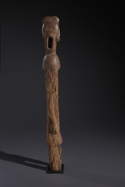 Mumuye - Nigeria/Camerun : Nello stile di Grande scultura antropomorfa in legno duro a patina marrone naturale  - Asta Asta 444 | AFRICA, OCEANIA E AMERICHE - ARTIGIANATO AFRICANO: VARI COMMITTENTI E SELEZIONE DALLA COLLEZIONE BARTOLOMUCCI Online - Associazione Nazionale - Case d'Asta italiane