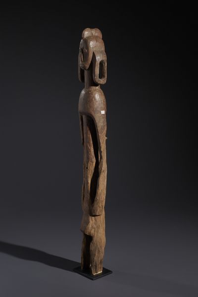 Mumuye - Nigeria/Camerun : Nello stile di Grande scultura antropomorfa in legno duro a patina marrone naturale  - Asta Asta 444 | AFRICA, OCEANIA E AMERICHE - ARTIGIANATO AFRICANO: VARI COMMITTENTI E SELEZIONE DALLA COLLEZIONE BARTOLOMUCCI Online - Associazione Nazionale - Case d'Asta italiane