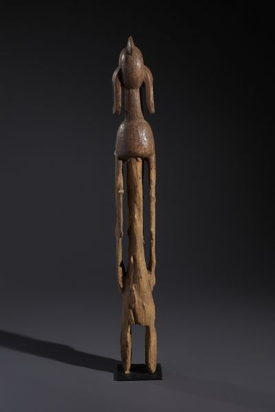 Mumuye - Nigeria/Camerun : Nello stile di Grande scultura antropomorfa in legno duro a patina marrone naturale  - Asta Asta 444 | AFRICA, OCEANIA E AMERICHE - ARTIGIANATO AFRICANO: VARI COMMITTENTI E SELEZIONE DALLA COLLEZIONE BARTOLOMUCCI Online - Associazione Nazionale - Case d'Asta italiane