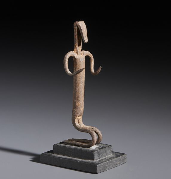 Bambara - Mali : Nello stile di Piccola scultura antropomorfa inginocchiata in ferro  - Asta Asta 444 | AFRICA, OCEANIA E AMERICHE - ARTIGIANATO AFRICANO: VARI COMMITTENTI E SELEZIONE DALLA COLLEZIONE BARTOLOMUCCI Online - Associazione Nazionale - Case d'Asta italiane