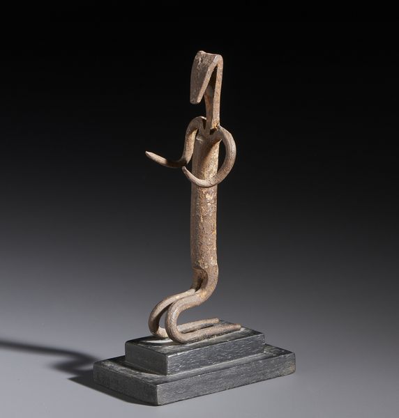 Bambara - Mali : Nello stile di Piccola scultura antropomorfa inginocchiata in ferro  - Asta Asta 444 | AFRICA, OCEANIA E AMERICHE - ARTIGIANATO AFRICANO: VARI COMMITTENTI E SELEZIONE DALLA COLLEZIONE BARTOLOMUCCI Online - Associazione Nazionale - Case d'Asta italiane