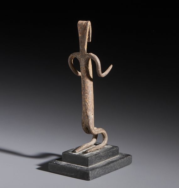 Bambara - Mali : Nello stile di Piccola scultura antropomorfa inginocchiata in ferro  - Asta Asta 444 | AFRICA, OCEANIA E AMERICHE - ARTIGIANATO AFRICANO: VARI COMMITTENTI E SELEZIONE DALLA COLLEZIONE BARTOLOMUCCI Online - Associazione Nazionale - Case d'Asta italiane