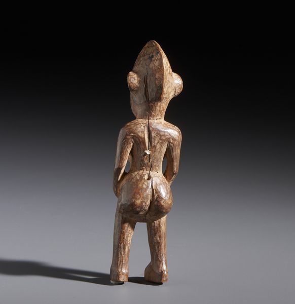 Senufo - Costa d'Avorio/Mali/Burkina Faso : Nello stile di Piccola scultura antropomorfa femminile in legno duro a patina marrone  - Asta Asta 444 | AFRICA, OCEANIA E AMERICHE - ARTIGIANATO AFRICANO: VARI COMMITTENTI E SELEZIONE DALLA COLLEZIONE BARTOLOMUCCI Online - Associazione Nazionale - Case d'Asta italiane