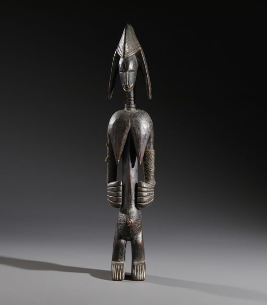 Bambara - Mali : Nello stile di Scultura antropomorfa  in legno duro a patina scura, fibre e metallo  - Asta Asta 444 | AFRICA, OCEANIA E AMERICHE - ARTIGIANATO AFRICANO: VARI COMMITTENTI E SELEZIONE DALLA COLLEZIONE BARTOLOMUCCI Online - Associazione Nazionale - Case d'Asta italiane