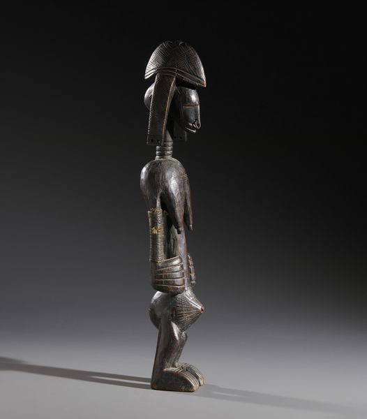 Bambara - Mali : Nello stile di Scultura antropomorfa  in legno duro a patina scura, fibre e metallo  - Asta Asta 444 | AFRICA, OCEANIA E AMERICHE - ARTIGIANATO AFRICANO: VARI COMMITTENTI E SELEZIONE DALLA COLLEZIONE BARTOLOMUCCI Online - Associazione Nazionale - Case d'Asta italiane