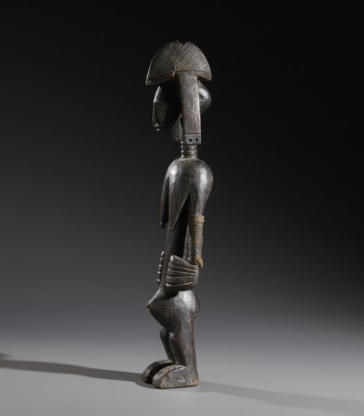 Bambara - Mali : Nello stile di Scultura antropomorfa  in legno duro a patina scura, fibre e metallo  - Asta Asta 444 | AFRICA, OCEANIA E AMERICHE - ARTIGIANATO AFRICANO: VARI COMMITTENTI E SELEZIONE DALLA COLLEZIONE BARTOLOMUCCI Online - Associazione Nazionale - Case d'Asta italiane