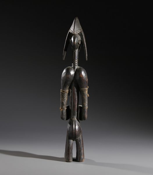 Bambara - Mali : Nello stile di Scultura antropomorfa  in legno duro a patina scura, fibre e metallo  - Asta Asta 444 | AFRICA, OCEANIA E AMERICHE - ARTIGIANATO AFRICANO: VARI COMMITTENTI E SELEZIONE DALLA COLLEZIONE BARTOLOMUCCI Online - Associazione Nazionale - Case d'Asta italiane