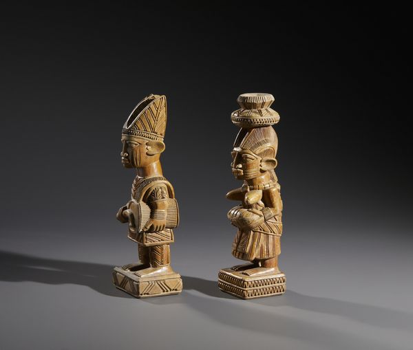 Yoruba -Nigeria : Nello stile di Coppia di sculture antropomorfe maschio e femmina con infante in legno a patina naturale  - Asta Asta 444 | AFRICA, OCEANIA E AMERICHE - ARTIGIANATO AFRICANO: VARI COMMITTENTI E SELEZIONE DALLA COLLEZIONE BARTOLOMUCCI Online - Associazione Nazionale - Case d'Asta italiane