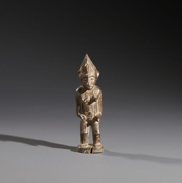 Senufo - Costa d'Avorio/Mali/Burkina Faso : Nello stile di Scultura antropomorfa  in legno duro a patina bruna  - Asta Asta 444 | AFRICA, OCEANIA E AMERICHE - ARTIGIANATO AFRICANO: VARI COMMITTENTI E SELEZIONE DALLA COLLEZIONE BARTOLOMUCCI Online - Associazione Nazionale - Case d'Asta italiane