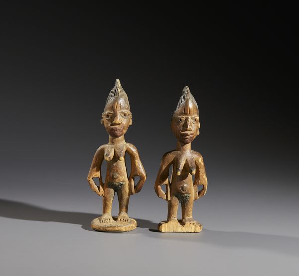 Yoruba -Nigeria : Nello stile di Coppia di Ibeji  in legno duro a patina chiara e pigmenti  - Asta Asta 444 | AFRICA, OCEANIA E AMERICHE - ARTIGIANATO AFRICANO: VARI COMMITTENTI E SELEZIONE DALLA COLLEZIONE BARTOLOMUCCI Online - Associazione Nazionale - Case d'Asta italiane