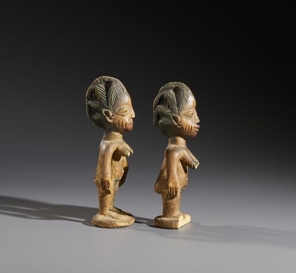 Yoruba -Nigeria : Nello stile di Coppia di Ibeji  in legno duro a patina chiara e pigmenti  - Asta Asta 444 | AFRICA, OCEANIA E AMERICHE - ARTIGIANATO AFRICANO: VARI COMMITTENTI E SELEZIONE DALLA COLLEZIONE BARTOLOMUCCI Online - Associazione Nazionale - Case d'Asta italiane