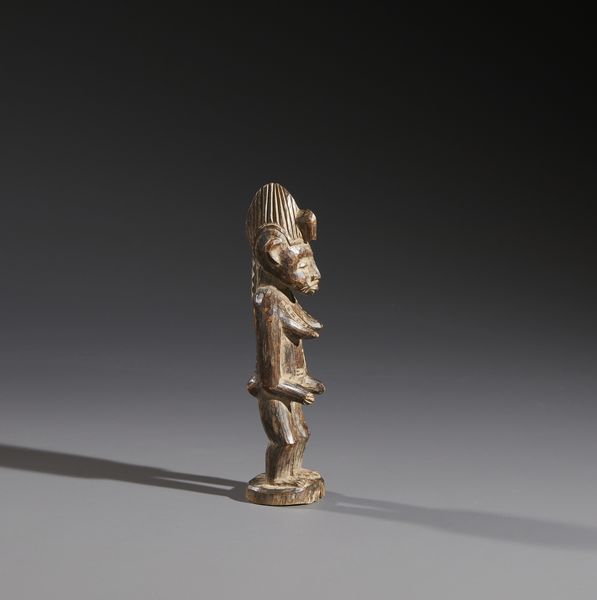 Senufo - Costa d'Avorio/Mali/Burkina Faso : Nello stile di Scultura antropomorfa  in legno duro a patina bruna  - Asta Asta 444 | AFRICA, OCEANIA E AMERICHE - ARTIGIANATO AFRICANO: VARI COMMITTENTI E SELEZIONE DALLA COLLEZIONE BARTOLOMUCCI Online - Associazione Nazionale - Case d'Asta italiane