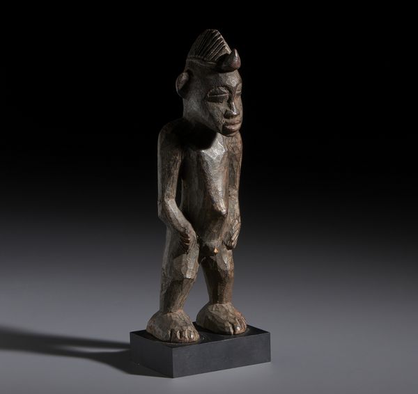 Senufo - Costa d'Avorio/Mali/Burkina Faso : Nello stile di Scultura  in legno a patina scura  - Asta Asta 444 | AFRICA, OCEANIA E AMERICHE - ARTIGIANATO AFRICANO: VARI COMMITTENTI E SELEZIONE DALLA COLLEZIONE BARTOLOMUCCI Online - Associazione Nazionale - Case d'Asta italiane