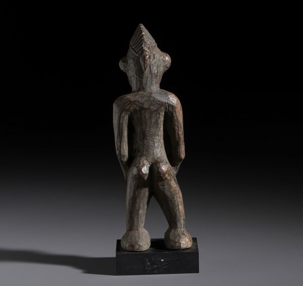 Senufo - Costa d'Avorio/Mali/Burkina Faso : Nello stile di Scultura  in legno a patina scura  - Asta Asta 444 | AFRICA, OCEANIA E AMERICHE - ARTIGIANATO AFRICANO: VARI COMMITTENTI E SELEZIONE DALLA COLLEZIONE BARTOLOMUCCI Online - Associazione Nazionale - Case d'Asta italiane