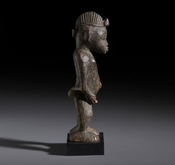 Senufo - Costa d'Avorio/Mali/Burkina Faso : Nello stile di Scultura  in legno a patina scura  - Asta Asta 444 | AFRICA, OCEANIA E AMERICHE - ARTIGIANATO AFRICANO: VARI COMMITTENTI E SELEZIONE DALLA COLLEZIONE BARTOLOMUCCI Online - Associazione Nazionale - Case d'Asta italiane