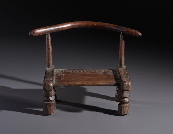 Dan - Costa d'Avorio/Liberia : Nello stile di Seggio  in legno duro a patina marrone con decori geometrici in incisione  - Asta Asta 444 | AFRICA, OCEANIA E AMERICHE - ARTIGIANATO AFRICANO: VARI COMMITTENTI E SELEZIONE DALLA COLLEZIONE BARTOLOMUCCI Online - Associazione Nazionale - Case d'Asta italiane