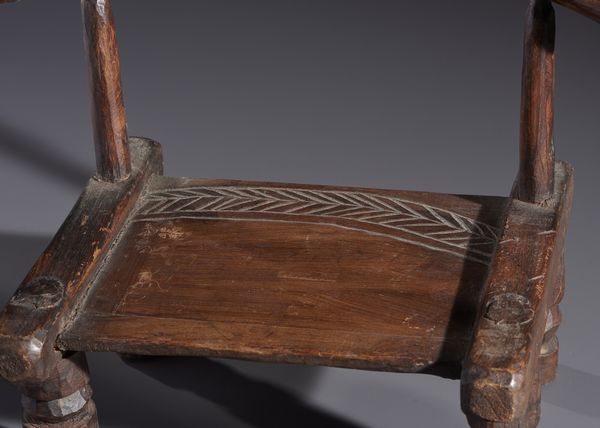 Dan - Costa d'Avorio/Liberia : Nello stile di Seggio  in legno duro a patina marrone con decori geometrici in incisione  - Asta Asta 444 | AFRICA, OCEANIA E AMERICHE - ARTIGIANATO AFRICANO: VARI COMMITTENTI E SELEZIONE DALLA COLLEZIONE BARTOLOMUCCI Online - Associazione Nazionale - Case d'Asta italiane