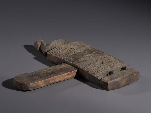 Dogon - Mali : Nello stile di Grande serratura per porta di granaio in legno e metallo  - Asta Asta 444 | AFRICA, OCEANIA E AMERICHE - ARTIGIANATO AFRICANO: VARI COMMITTENTI E SELEZIONE DALLA COLLEZIONE BARTOLOMUCCI Online - Associazione Nazionale - Case d'Asta italiane