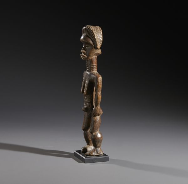 Dan - Costa d'Avorio/Liberia : Nello stile di Scultura antropomorfa femminile  in legno a patina marrone  - Asta Asta 444 | AFRICA, OCEANIA E AMERICHE - ARTIGIANATO AFRICANO: VARI COMMITTENTI E SELEZIONE DALLA COLLEZIONE BARTOLOMUCCI Online - Associazione Nazionale - Case d'Asta italiane