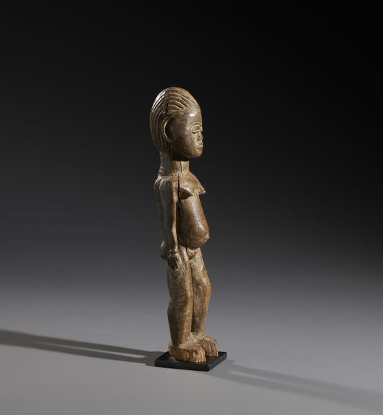 Lobi - Burkina Faso/Costa d'Avorio : Nello stile di Scultura antropomorfa femminile in legno duro a patina marrone chiaro  - Asta Asta 444 | AFRICA, OCEANIA E AMERICHE - ARTIGIANATO AFRICANO: VARI COMMITTENTI E SELEZIONE DALLA COLLEZIONE BARTOLOMUCCI Online - Associazione Nazionale - Case d'Asta italiane