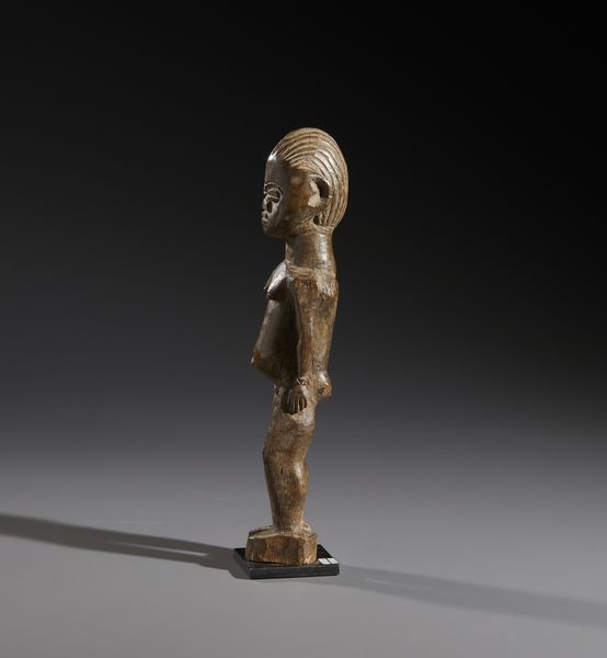 Lobi - Burkina Faso/Costa d'Avorio : Nello stile di Scultura antropomorfa femminile in legno duro a patina marrone chiaro  - Asta Asta 444 | AFRICA, OCEANIA E AMERICHE - ARTIGIANATO AFRICANO: VARI COMMITTENTI E SELEZIONE DALLA COLLEZIONE BARTOLOMUCCI Online - Associazione Nazionale - Case d'Asta italiane