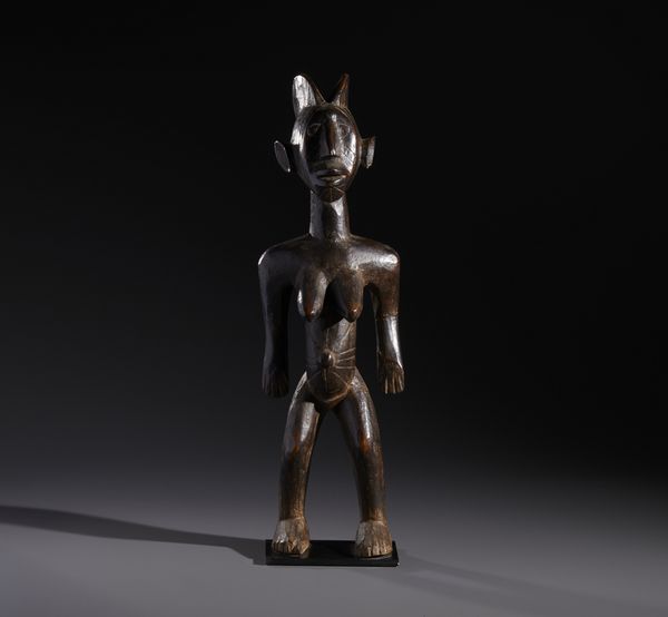 Mossi - Burkina Faso : Nello stile di Scultura antropomorfa femminile  in legno a patina scura  - Asta Asta 444 | AFRICA, OCEANIA E AMERICHE - ARTIGIANATO AFRICANO: VARI COMMITTENTI E SELEZIONE DALLA COLLEZIONE BARTOLOMUCCI Online - Associazione Nazionale - Case d'Asta italiane