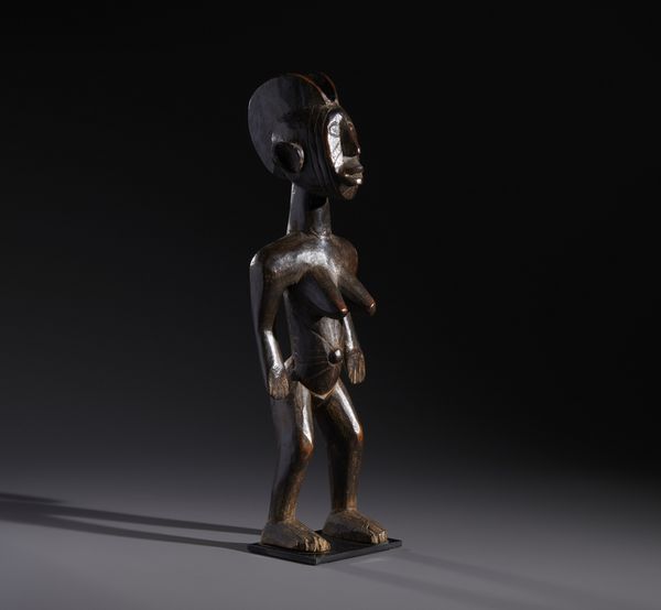 Mossi - Burkina Faso : Nello stile di Scultura antropomorfa femminile  in legno a patina scura  - Asta Asta 444 | AFRICA, OCEANIA E AMERICHE - ARTIGIANATO AFRICANO: VARI COMMITTENTI E SELEZIONE DALLA COLLEZIONE BARTOLOMUCCI Online - Associazione Nazionale - Case d'Asta italiane