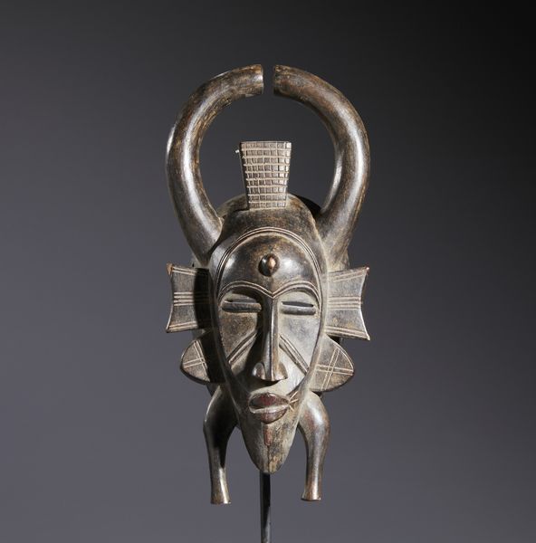 Senufo - Costa d'Avorio/Mali/Burkina Faso : Nello stile di Maschera antropozoomorfa  in legno duro a patina marrone  - Asta Asta 444 | AFRICA, OCEANIA E AMERICHE - ARTIGIANATO AFRICANO: VARI COMMITTENTI E SELEZIONE DALLA COLLEZIONE BARTOLOMUCCI Online - Associazione Nazionale - Case d'Asta italiane