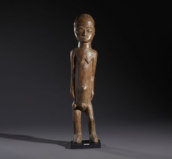 Lobi - Burkina Faso/Costa d'Avorio : Nello stile di Scultura antropomorfa in legno duro a patina marrone chiaro  - Asta Asta 444 | AFRICA, OCEANIA E AMERICHE - ARTIGIANATO AFRICANO: VARI COMMITTENTI E SELEZIONE DALLA COLLEZIONE BARTOLOMUCCI Online - Associazione Nazionale - Case d'Asta italiane