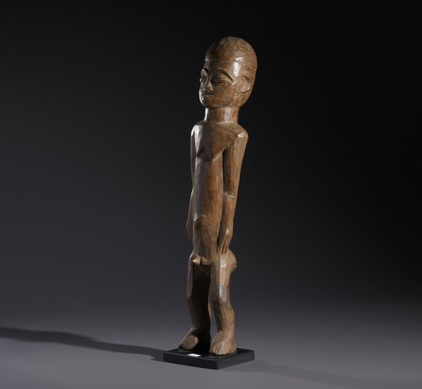 Lobi - Burkina Faso/Costa d'Avorio : Nello stile di Scultura antropomorfa in legno duro a patina marrone chiaro  - Asta Asta 444 | AFRICA, OCEANIA E AMERICHE - ARTIGIANATO AFRICANO: VARI COMMITTENTI E SELEZIONE DALLA COLLEZIONE BARTOLOMUCCI Online - Associazione Nazionale - Case d'Asta italiane