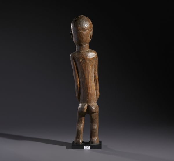 Lobi - Burkina Faso/Costa d'Avorio : Nello stile di Scultura antropomorfa in legno duro a patina marrone chiaro  - Asta Asta 444 | AFRICA, OCEANIA E AMERICHE - ARTIGIANATO AFRICANO: VARI COMMITTENTI E SELEZIONE DALLA COLLEZIONE BARTOLOMUCCI Online - Associazione Nazionale - Case d'Asta italiane