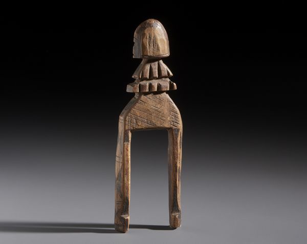 Dogon - Mali : Nello stile di Fionda in legno duro a patina naturale con piccola testa antropomorfa e decorazioni geometriche incise  - Asta Asta 444 | AFRICA, OCEANIA E AMERICHE - ARTIGIANATO AFRICANO: VARI COMMITTENTI E SELEZIONE DALLA COLLEZIONE BARTOLOMUCCI Online - Associazione Nazionale - Case d'Asta italiane