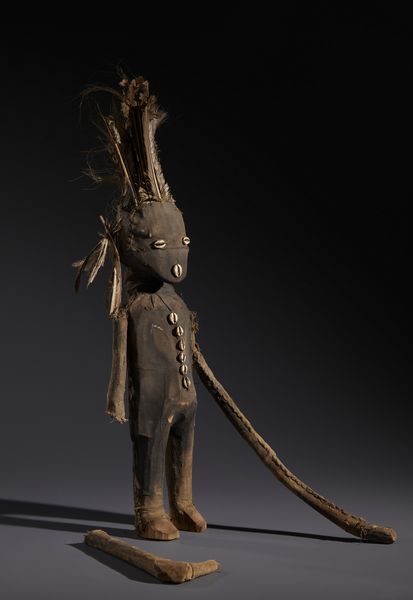 Senufo - Costa d'Avorio/Mali/Burkina Faso : Nello stile di Feticcio o figura da oracolo Kafigeledjio in  legno, tessuto, fibre, piume e conchiglie  - Asta Asta 444 | AFRICA, OCEANIA E AMERICHE - ARTIGIANATO AFRICANO: VARI COMMITTENTI E SELEZIONE DALLA COLLEZIONE BARTOLOMUCCI Online - Associazione Nazionale - Case d'Asta italiane