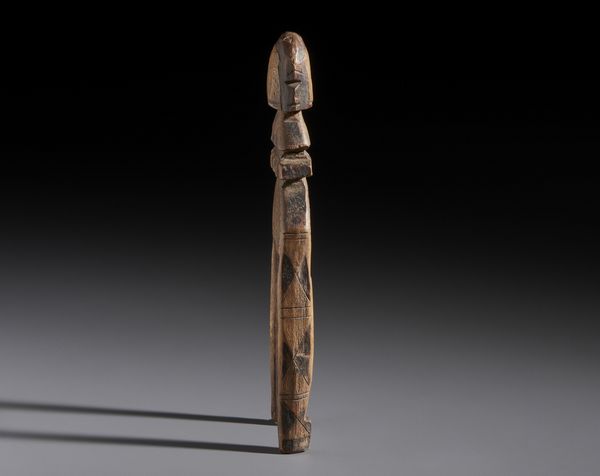 Dogon - Mali : Nello stile di Fionda in legno duro a patina naturale con piccola testa antropomorfa e decorazioni geometriche incise  - Asta Asta 444 | AFRICA, OCEANIA E AMERICHE - ARTIGIANATO AFRICANO: VARI COMMITTENTI E SELEZIONE DALLA COLLEZIONE BARTOLOMUCCI Online - Associazione Nazionale - Case d'Asta italiane