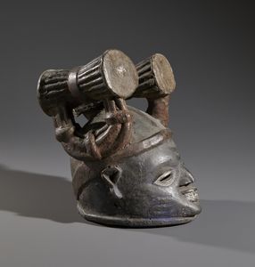 Yoruba -Nigeria - Nello stile di Maschera  a casco in forma antropomorfa in legno a patina scura  e pigmenti