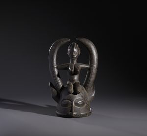Senufo - Costa d'Avorio/Mali/Burkina Faso - Nello stile di Maschera a casco con personaggio antropomorfo seduto in legno duro a patina nera