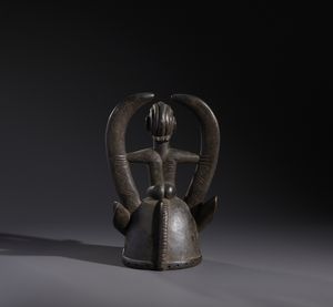 Senufo - Costa d'Avorio/Mali/Burkina Faso : Nello stile di Maschera a casco con personaggio antropomorfo seduto in legno duro a patina nera  - Asta Asta 444 | AFRICA, OCEANIA E AMERICHE - ARTIGIANATO AFRICANO: VARI COMMITTENTI E SELEZIONE DALLA COLLEZIONE BARTOLOMUCCI Online - Associazione Nazionale - Case d'Asta italiane