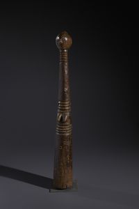 Koro - Nigeria - Nello stile diPesante pestello con figura antropomorfa stilizzata in legno duro a patina scura