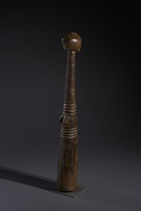 Koro - Nigeria : Nello stile diPesante pestello con figura antropomorfa stilizzata in legno duro a patina scura  - Asta Asta 444 | AFRICA, OCEANIA E AMERICHE - ARTIGIANATO AFRICANO: VARI COMMITTENTI E SELEZIONE DALLA COLLEZIONE BARTOLOMUCCI Online - Associazione Nazionale - Case d'Asta italiane