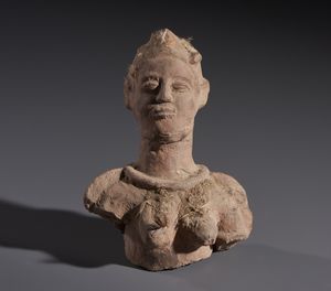 Baule - Costa d'Avorio - Nello stile di Frammento di busto antropomorfo  in terracotta con materiale sacrificale