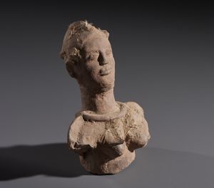 Baule - Costa d'Avorio : Nello stile di Frammento di busto antropomorfo  in terracotta con materiale sacrificale  - Asta Asta 444 | AFRICA, OCEANIA E AMERICHE - ARTIGIANATO AFRICANO: VARI COMMITTENTI E SELEZIONE DALLA COLLEZIONE BARTOLOMUCCI Online - Associazione Nazionale - Case d'Asta italiane