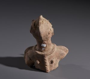 Baule - Costa d'Avorio : Nello stile di Frammento di busto antropomorfo  in terracotta con materiale sacrificale  - Asta Asta 444 | AFRICA, OCEANIA E AMERICHE - ARTIGIANATO AFRICANO: VARI COMMITTENTI E SELEZIONE DALLA COLLEZIONE BARTOLOMUCCI Online - Associazione Nazionale - Case d'Asta italiane