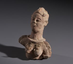 Baule - Costa d'Avorio : Nello stile di Frammento di busto antropomorfo  in terracotta con materiale sacrificale  - Asta Asta 444 | AFRICA, OCEANIA E AMERICHE - ARTIGIANATO AFRICANO: VARI COMMITTENTI E SELEZIONE DALLA COLLEZIONE BARTOLOMUCCI Online - Associazione Nazionale - Case d'Asta italiane