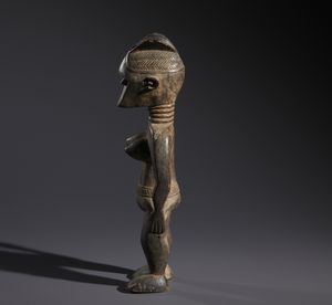 Mende - Sierra Leone : Nello stile di Scultura antropomorfa femminile in  legno duro a patina nera  - Asta Asta 444 | AFRICA, OCEANIA E AMERICHE - ARTIGIANATO AFRICANO: VARI COMMITTENTI E SELEZIONE DALLA COLLEZIONE BARTOLOMUCCI Online - Associazione Nazionale - Case d'Asta italiane