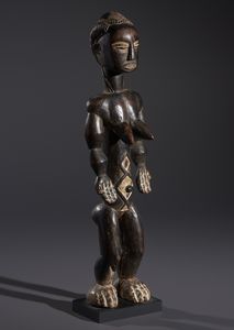 Kulango - Costa d'Avorio/Ghana : Nello stile di Scultura antropomorfa femminile  in legno duro a patina scura e caolino  - Asta Asta 444 | AFRICA, OCEANIA E AMERICHE - ARTIGIANATO AFRICANO: VARI COMMITTENTI E SELEZIONE DALLA COLLEZIONE BARTOLOMUCCI Online - Associazione Nazionale - Case d'Asta italiane