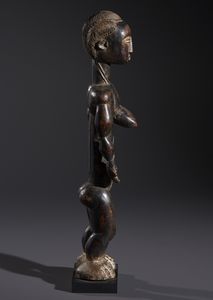 Kulango - Costa d'Avorio/Ghana : Nello stile di Scultura antropomorfa femminile  in legno duro a patina scura e caolino  - Asta Asta 444 | AFRICA, OCEANIA E AMERICHE - ARTIGIANATO AFRICANO: VARI COMMITTENTI E SELEZIONE DALLA COLLEZIONE BARTOLOMUCCI Online - Associazione Nazionale - Case d'Asta italiane