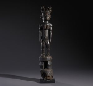 Tiv - Nigeria - Nello stile di Scultura antropomorfa femminile con elaborata acconciatura su piedistalloLegno duro a patina nera