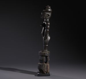 Tiv - Nigeria : Nello stile di Scultura antropomorfa femminile con elaborata acconciatura su piedistalloLegno duro a patina nera  - Asta Asta 444 | AFRICA, OCEANIA E AMERICHE - ARTIGIANATO AFRICANO: VARI COMMITTENTI E SELEZIONE DALLA COLLEZIONE BARTOLOMUCCI Online - Associazione Nazionale - Case d'Asta italiane