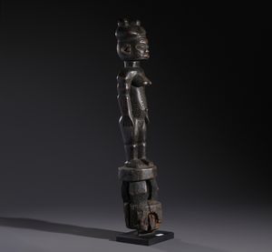 Tiv - Nigeria : Nello stile di Scultura antropomorfa femminile con elaborata acconciatura su piedistalloLegno duro a patina nera  - Asta Asta 444 | AFRICA, OCEANIA E AMERICHE - ARTIGIANATO AFRICANO: VARI COMMITTENTI E SELEZIONE DALLA COLLEZIONE BARTOLOMUCCI Online - Associazione Nazionale - Case d'Asta italiane